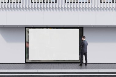 Pencere, bir poster, alışveriş