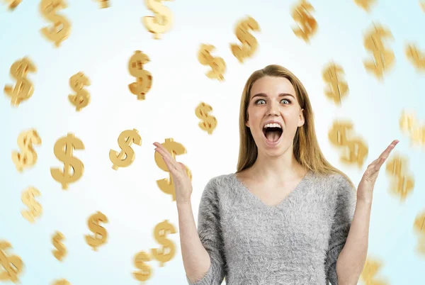 Mujer rubia feliz y signos de dólar — Foto de Stock