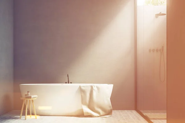 Grijze badkamer met een badkuip, afgezwakt — Stockfoto