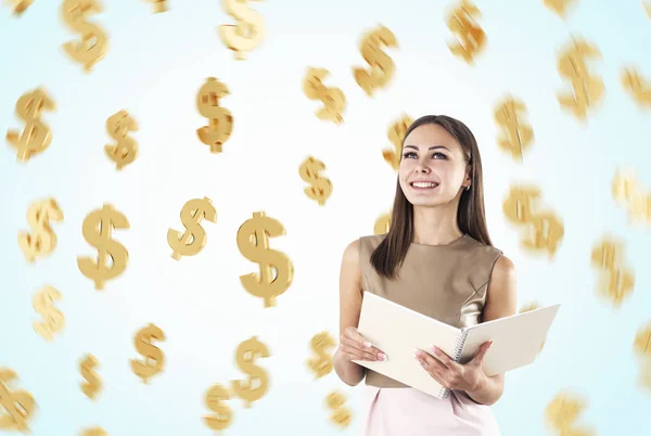 Femme souriante avec des signes de livre et de dollar — Photo