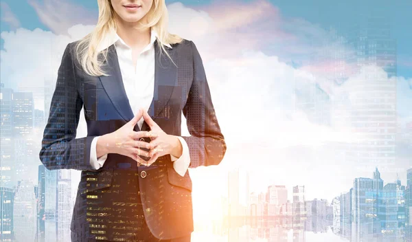 Blond businessswoman i en morgon stad — Stockfoto