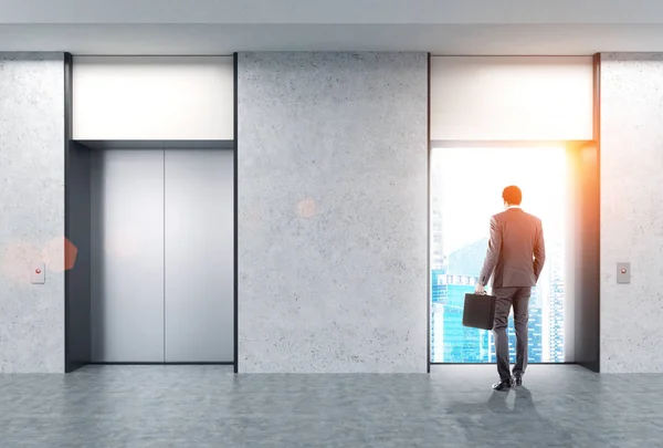 Az ember, a lift hall, a város — Stock Fotó