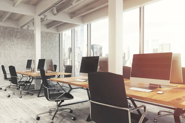 Großes Büro mit Säulen, seitlich, getönt — Stockfoto