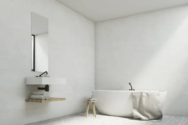 Salle de bain blanche avec lavabo et baignoire — Photo