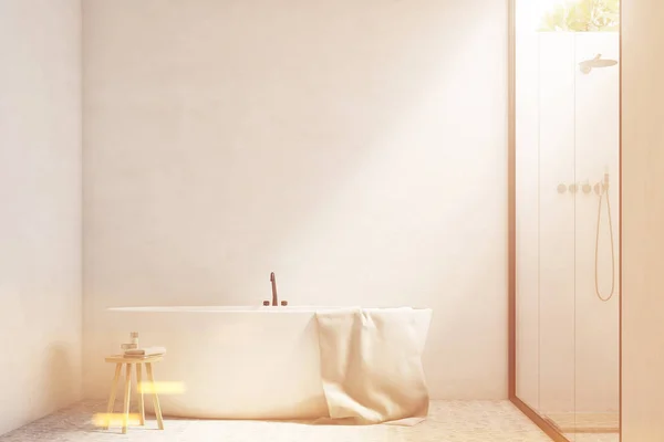 Tonda bir küvet ile beyaz banyo — Stok fotoğraf