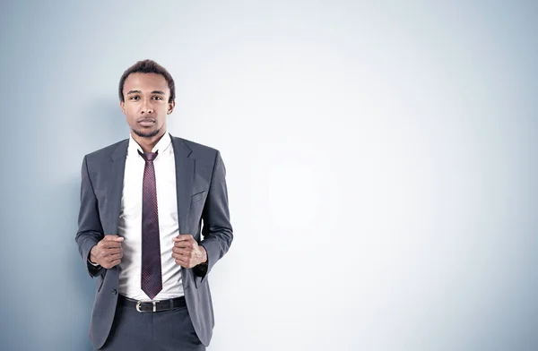 Hombre de negocios afroamericano, gris — Foto de Stock