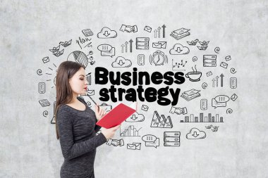 Kitap ve strateji kadın ile yan görünüm kroki