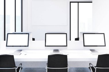 Üç beyaz bilgisayar monitörleri ile tablo