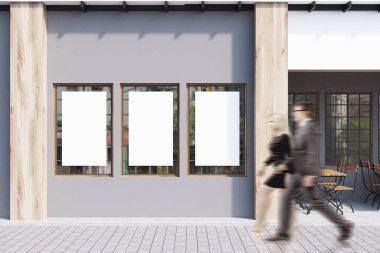 Gri kafe, posterler, insanlar