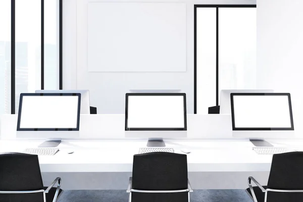 Tabulka se třemi bílými počítačové monitory — Stock fotografie