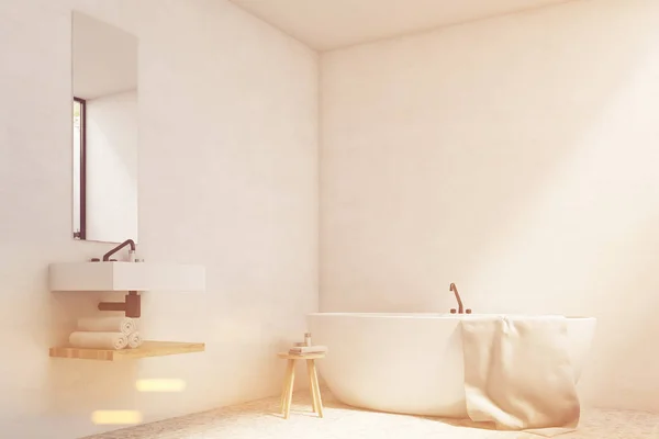 Salle de bain blanche avec lavabo et baignoire, tonique — Photo