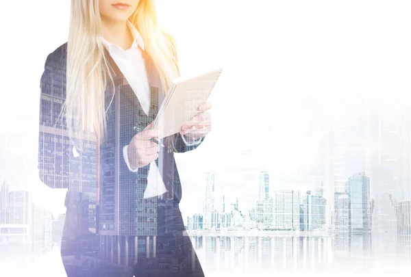 Businesswoman with notebook in city — Stock Photo, Image