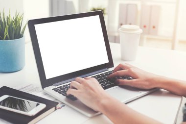 Kadın s elleri boş ekran ile laptop yazarak