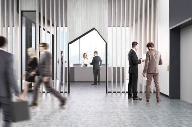 Office yayın ve ahşap tonları, insanlar