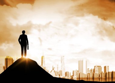 İşadamı s siluet turuncu bir şehirde