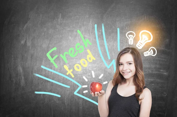 Fille avec pomme et idée de nourriture, tableau noir — Photo