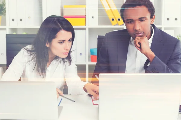 Geschäftspartner im Büro, Front — Stockfoto