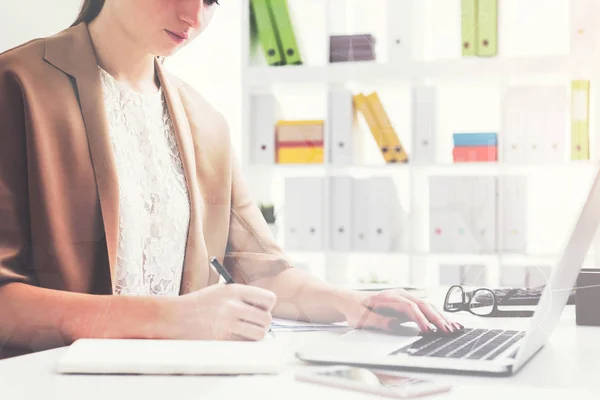 Mulher no escritório escrevendo e digitando — Fotografia de Stock