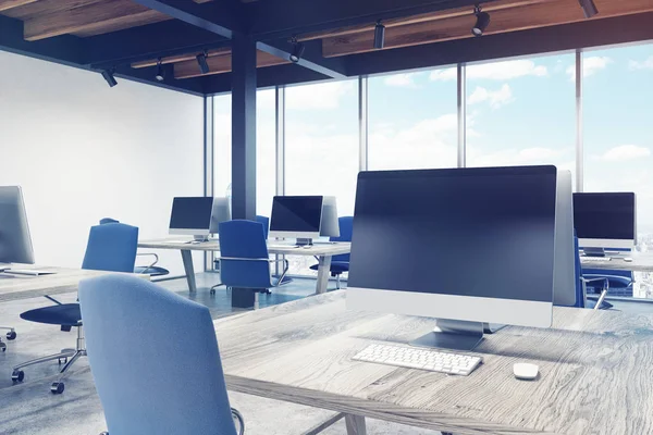 Office with metal pillars, one computer, toned — Stock Photo, Image