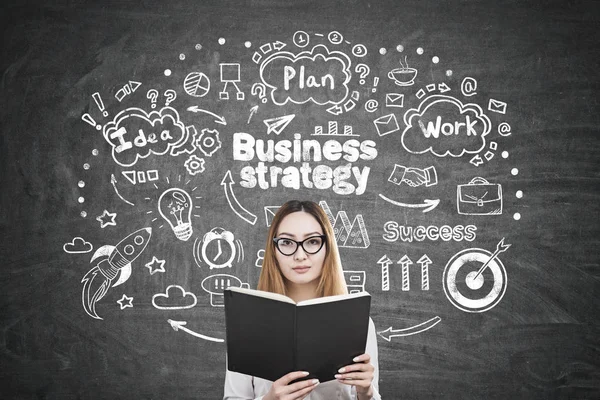 Asiatin mit Buch und Geschäftsstrategie — Stockfoto