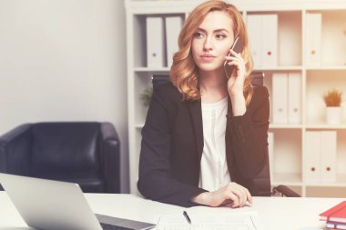 telefon üzerinde ciddi iş kadını