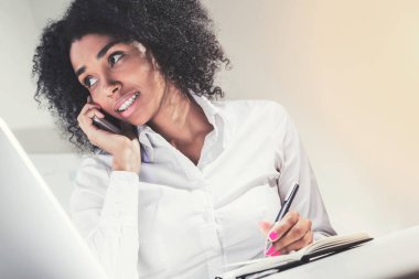 Afro-Amerikan işkadını telefon