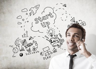 Afrika adam akıllı telefon ve başlamak yukarıya, beton