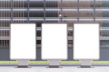 Üç boş reklam panoları, ön