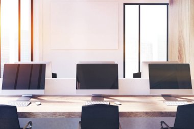 Tablo tonda üç bilgisayar monitörleri ile