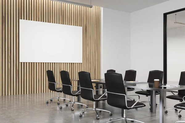 ห้องประชุมไม้พร้อมโปสเตอร์ — ภาพถ่ายสต็อก