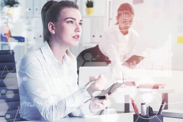 Två kvinnliga företagare med bärbara datorer, grafer — Stockfoto