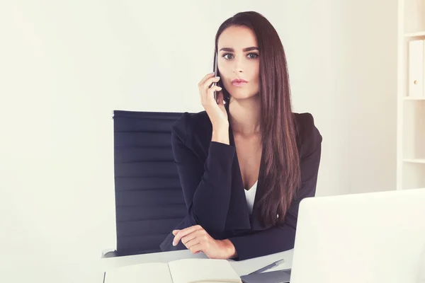 Allvarlig brunett affärskvinna på telefon — Stockfoto