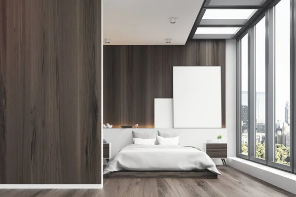 Вид спереду інтер'єр дерев'яної спальні з панорамним вікном, вертикальний плакат біля нього і двоспальне ліжко. 3D рендеринг, сміх вгору — стокове фото