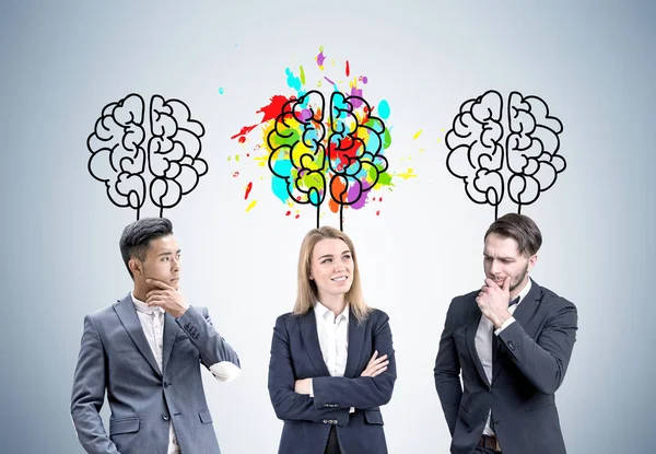 Mujer y dos hombres y bocetos cerebrales — Foto de Stock