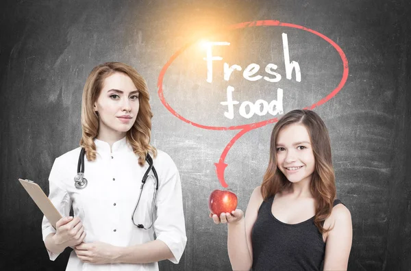 Médecin et femme à la pomme, tonique — Photo