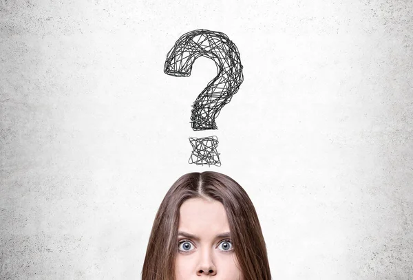Mujer confusa y una gran pregunta — Foto de Stock