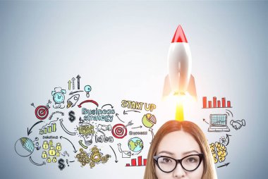 Asyalı kadın ve renkli roket başlamak yukarıya