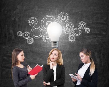 İş kadınları ve ampul çarkları ile