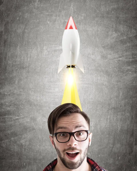 놀된 남자와 로켓, 칠판 — 스톡 사진