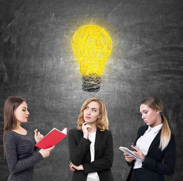 Trois femmes d'affaires avec une idée — Photo