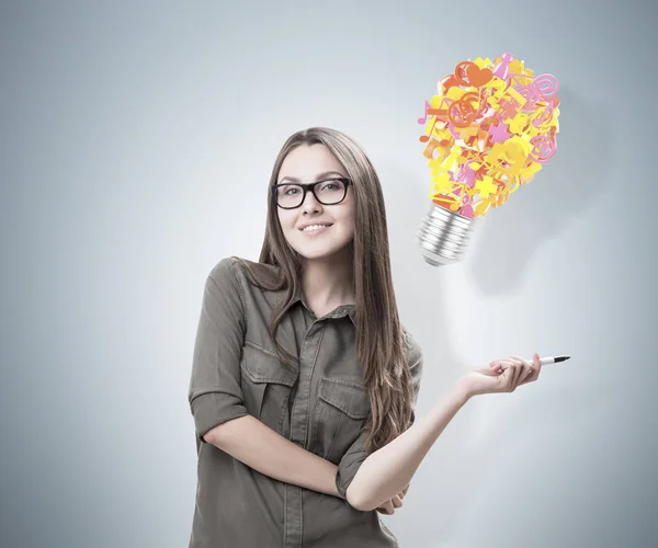 Meisje met een marker en haar creatieve idee — Stockfoto