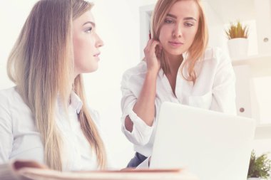 Bir defter ile iki iş kadınları