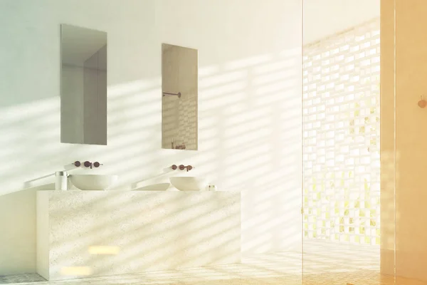 Vista lateral de un baño con dos lavabos blancos y espejos rectangulares estrechos colgando por encima de ellos. representación 3d, imagen tonificada — Foto de Stock