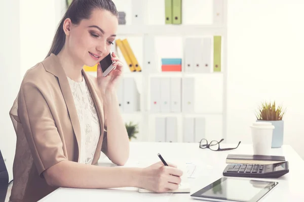 Kvinna på telefon i office, närbild — Stockfoto