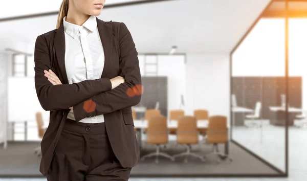 Confident woman in office hall, close up — Stock Photo, Image