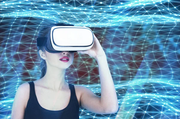 Chica en camiseta sin mangas en realidad virtual — Foto de Stock