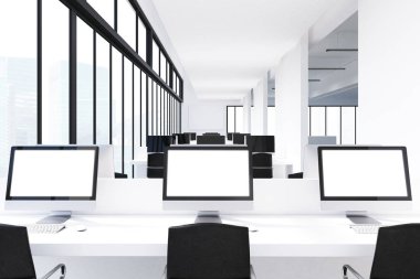 Üç beyaz monitör, office ile tablo