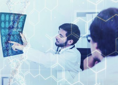 Doktor Röntgen hastaya, formüller gösterilen