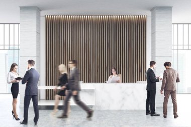 Beyaz mermer Resepsiyon, ahşap perde, insanlar