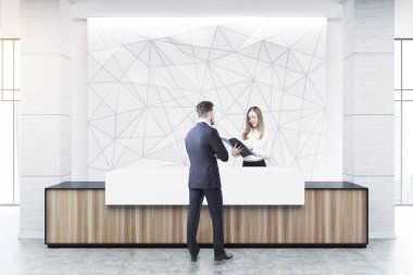 Ahşap ve beyaz Resepsiyon, geometrik, insanlar
